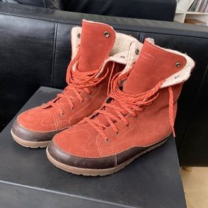 Patagonia booties, size 10 womens, rusted iron colour, waterproof, Sherpa lined.
